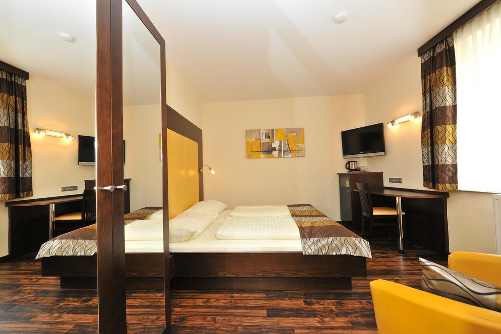 Hotel Goldener Brunnen Klagenfurt am Woerthersee Habitación foto